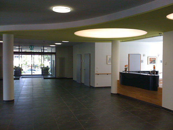 Malerarbeiten im Empfangsbereich eines Krankenhauses