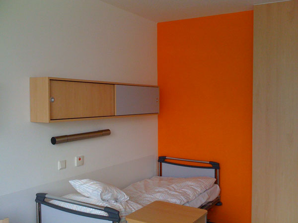 Malerarbeiten im Patientenzimmer eines Krankenhauses